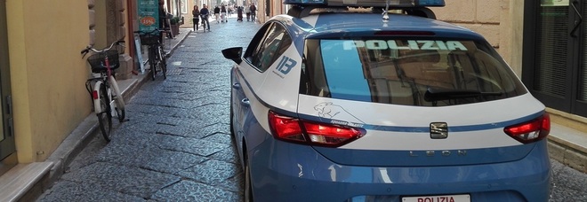 Spinta dietro un cespuglio e violentata a 20 anni: caccia all'uomo, è uno straniero