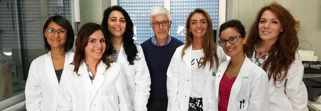 Il gruppo di ricerca, Angela Mauriello è la prima a sinistra e Mariella Tagliamonte è a destra del professor Buonaguro che guida l'équipe