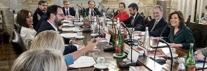 Crisi di governo, Casellati: «Se non decide la capigruppo decide l'Aula». Di Maio: «Salvini ritiri i suoi ministri»