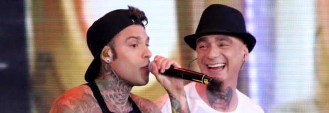 Fedez e J-Ax, dietro la rottura ci sarebbe l'influenza di Chiara Ferragni Fedez e J-Ax, dietro la rottura ci sarebbe l'influenza di Chiara Ferragni