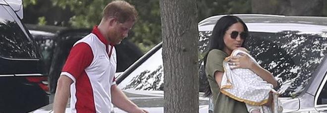 Meghan Markle cerca di proteggere il piccolo Archie. Boom di critiche: «Non sa fare la mamma e Kate non l'aiuta»