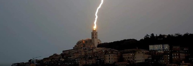 Maltempo, neve e grandine
E sul colle del Girfalco
un fulmine centra il Duomo