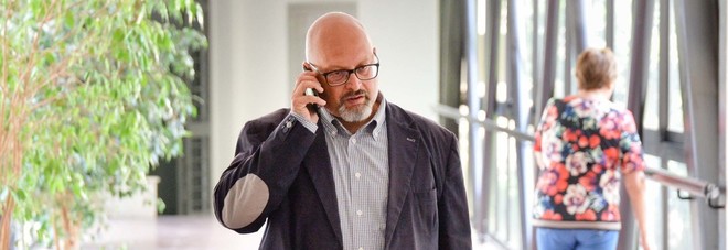 Il sindaco grillino copia il programma del collega di Verona: è bufera Il sindaco grillino copia il programma del collega di Verona: è bufera