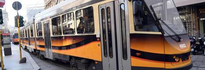 Tram investe pedone che stava attraversando: gravissimo un uomo di 39 anni