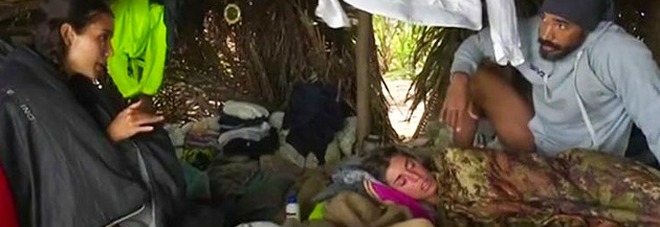 La cantante è costretta a lasciare l'isola a causa di un malore. La cantante è costretta a lasciare l'isola a causa di un malore.