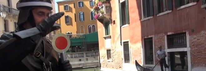 Brugnaro: «Vigili allenati per i nigeriani» e le Iene li mettono alla prova Video Brugnaro: «Vigili allenati per i nigeriani» e le Iene li mettono alla prova Video
