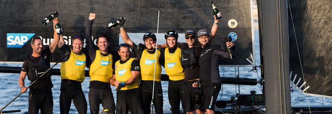 l'equipaggio di SAP Extreme Sailing Team con al centro il napoletano Pierluigi De Felice