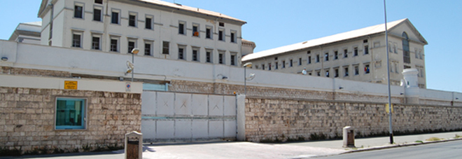 Tenta la fuga dal carcere. Quasi ci riesce, ma resta impigliato nel filo spinato Tenta la fuga dal carcere. Quasi ci riesce, ma resta impigliato nel filo spinato