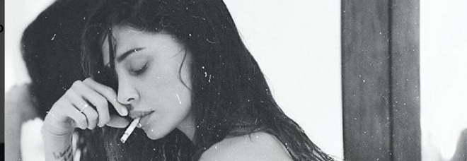 Belen, sexy posa mentre fuma una sigaretta su Instagram: i fan non gradiscono