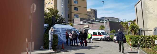 Pescara, paziente si lancia dal settimo piano dell'ospedale: pensava di avere il Covid