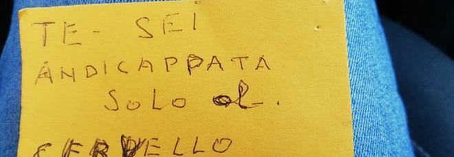 Occupa parcheggio per disabili, poi insulta una mamma: «Sei 'andicappata' al cervello». Il biglietto choc Occupa parcheggio per disabili, poi insulta una mamma: «Sei 'andicappata' al cervello». Il biglietto choc