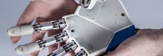 Prima mano artificiale sensibile: trasmette informazioni al cervello Prima mano artificiale sensibile: trasmette informazioni al cervello