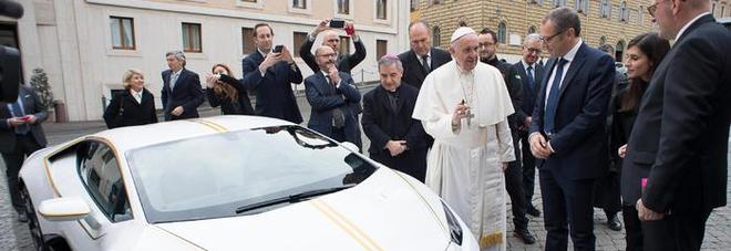 La Huracan di Papa Francesco, qui quando è stata consegnata da Stefano Domenicali presidente di Lamborghini La Huracan di Papa Francesco, qui quando è stata consegnata da Stefano Domenicali presidente di Lamborghini
