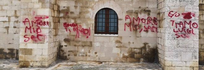 Trani, cattedrale imbrattata a San Valentino con scritte all'innamorato: l'ira del sindaco Trani, cattedrale imbrattata a San Valentino con scritte all'innamorato: l'ira del sindaco