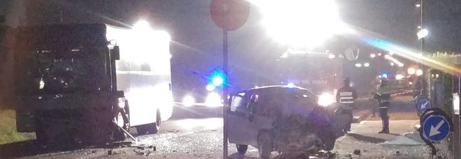 Sbanda e finisce in frontale contro un bus: 60enne muore incastrata