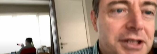 Il sindaco fa gli auguri in videoconferenza ma viene tradito dallo specchio: è in mutande