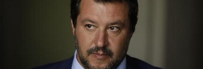 Salvini, per il pm è colpevole di squestro di persona: «Rischio 15 anni di carcere, è una vergogna»