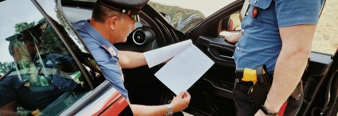 Perugia, lancia sassi contro auto e carabineri: arrestato nigeriano clandestino