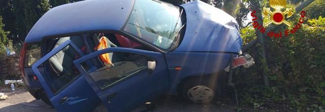 Auto contro muretto rischia di volare nella strada di sotto, 5 donne ferite