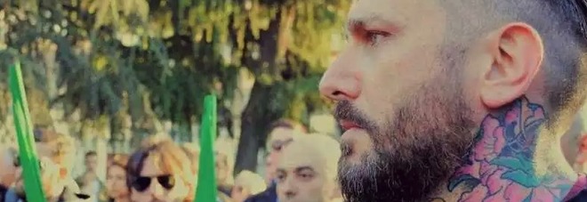 Chi è Ursino, il dirigente di FN pestato: "Rapinò e picchiò due bengalesi". E quella bambola insanguinata