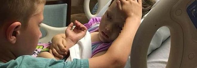 Sta morendo di tumore, il bimbo di 6 anni rassicura la sorellina salutandola per l'ultima volta Sta morendo di tumore, il bimbo di 6 anni rassicura la sorellina salutandola per l'ultima volta