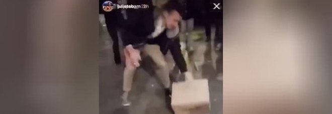 Per festeggiare il compleanno seviziano una gallina: presi Per festeggiare il compleanno seviziano una gallina: presi