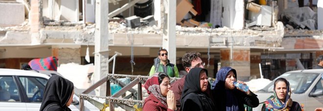 Terremoto al confine tra Iraq e Iran: centinaia di morti, migliaia i feriti «200 intrappolati in un residence»