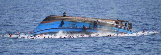 Migranti, naufragio al largo della Tunisia: «Almeno 70 morti» Migranti, naufragio al largo della Tunisia: «Almeno 70 morti»