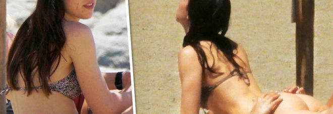 Aurora Ramazzotti hot, "giochi proibiti" in spiaggia con l'amica Sara Daniele