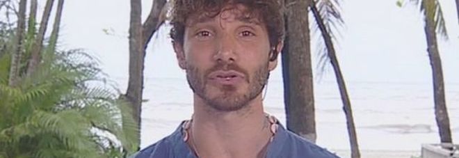 Stefano De Martino in difficoltà sull'Isola dei Famosi: Non posso uscire dal residence