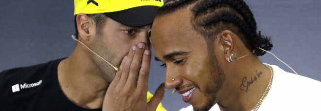 Daniel Ricciardo e Lewis Hamilton scherzano durante la conferenza dei piloti che precede il gp di Silverstone Daniel Ricciardo e Lewis Hamilton scherzano durante la conferenza dei piloti che precede il gp di Silverstone