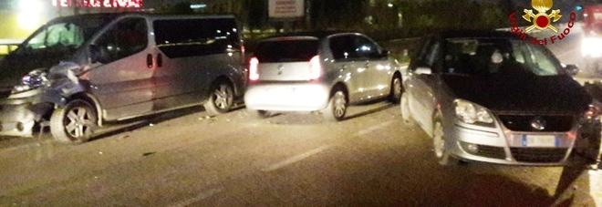Scontro tra due auto
e un pullmino, ragazza
portata al pronto soccorso