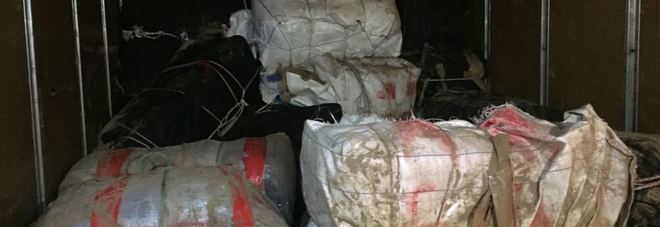 Una tonnellata di marijuana sull'autocarro "Traslochi": arrestati in due Una tonnellata di marijuana sull'autocarro "Traslochi": arrestati in due