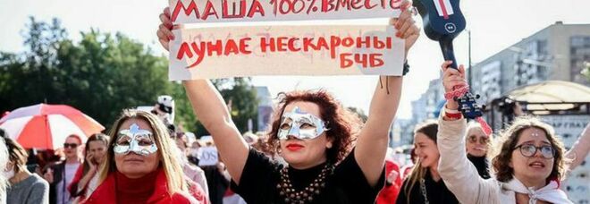Le donne tornano a marciare a Minsk: migliaia in piazza tra scontri e arresti