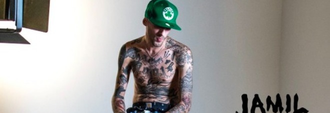 Il rapper Jamil prende a schiaffi uno spettatore: aveva
la maglietta di una casa discografica "nemica" Il rapper Jamil prende a schiaffi uno spettatore: aveva
la maglietta di una casa discografica "nemica"