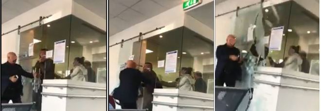 La discussione, poi la porta a vetri va in frantumi davanti agli occhi di una mamma con un bimbo in braccio La discussione, poi la porta a vetri va in frantumi davanti agli occhi di una mamma con un bimbo in braccio