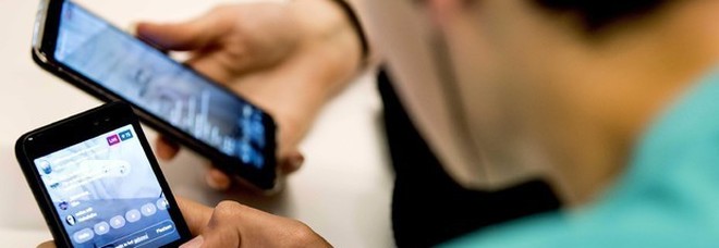 «L'uso del cellulare può causare tumori alla testa»: la sentenza della Corte d'Appello di Torino. L'ISS: «Nessuna prova»
