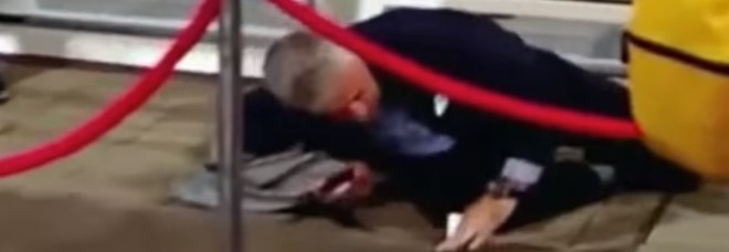Mourinho, che volo: salta un cordone a Wembley e finisce rovinosamente a terra