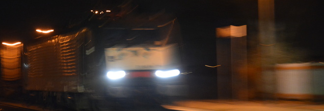 Tragedia nella notte: ragazzo di 19 anni muore travolto dal treno Tragedia nella notte: ragazzo di 19 anni muore travolto dal treno