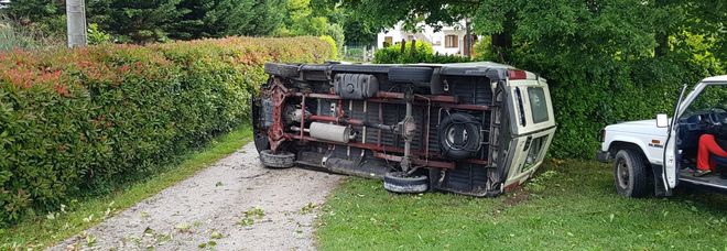 Il furgone Iveco uscito di strada a Cervignano del Friuli