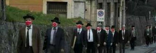 Violenza donne, Roma come Biella: gli uomini in piazza con le mascherine rosse