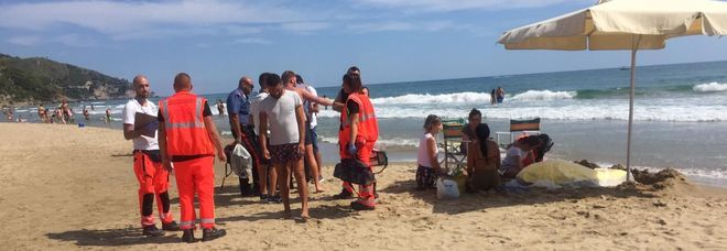 Sperlonga, uomo di 55 anni muore mentre fa il bagno: vano ogni tentativo di rianimarlo Sperlonga, uomo di 55 anni muore mentre fa il bagno: vano ogni tentativo di rianimarlo