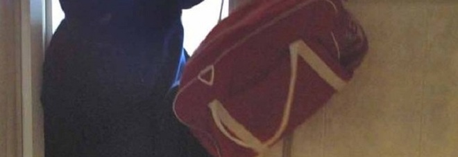 Anziana trova un ladro in camera da letto: derubata dei gioielli Anziana trova un ladro in camera da letto: derubata dei gioielli
