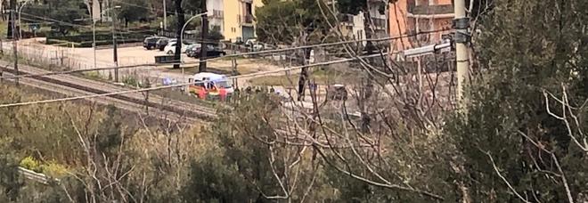 Martinsicuro, cammina sui binari e grida: mi vogliono tagliare la gola Martinsicuro, cammina sui binari e grida: mi vogliono tagliare la gola