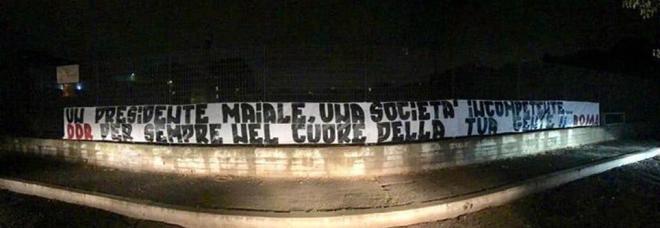 De Rossi via dalla Roma, nella notte gli striscioni contro Pallotta: «Presidente maiale, società incompetente»