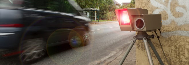 A 160 km/h in pieno centro crea il panico incurante di semafori e autovelox. Chi c'era al volante? La scoperta lascia la polizia incredula A 160 km/h in pieno centro crea il panico incurante di semafori e autovelox. Chi c'era al volante? La scoperta lascia la polizia incredula