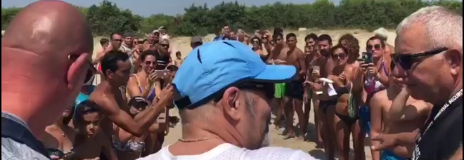 Vasco Rossi in spiaggia ed è subito festa. Bagno di folla (e non solo) in Puglia Vasco Rossi in spiaggia ed è subito festa. Bagno di folla (e non solo) in Puglia