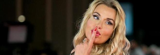 Valeria Marini a Verissimo: «Sono stata sotto psicofarmaci. Ivan Gonzalez mi ha fatto ritrovare il sorriso»