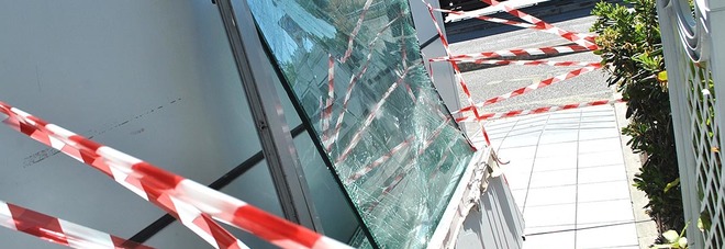 Furgone come un ariete
razziato nella notte
distributore di benzina