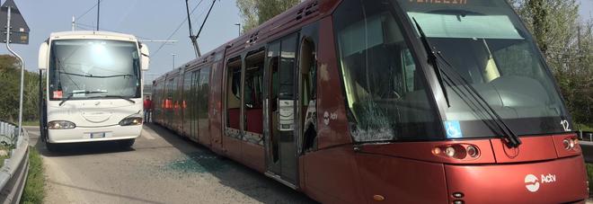 L'autobus turistico non si accorge ​del tram che arriva: schianto L'autobus turistico non si accorge ​del tram che arriva: schianto
